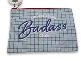 un sac à carreaux bleus et blancs sur lequel est inscrit le mot « badass »
