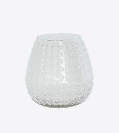 un gros plan d'un vase en verre sur fond blanc
