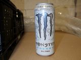 une canette de Monster Energy posée sur une table
