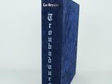 un livre bleu posé sur une table blanche
