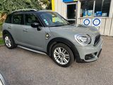 La Mini Countryman est garée devant une station-service