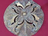 une plaque métallique ornée d'un motif floral