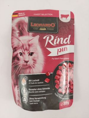 un sac de nourriture pour chat posé sur une table