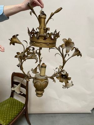 Un petit LUSTRE en bois et tôle à décor de fleurs et couronn…