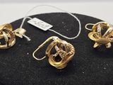 un gros plan d'un ensemble de bijoux posé sur une surface noire