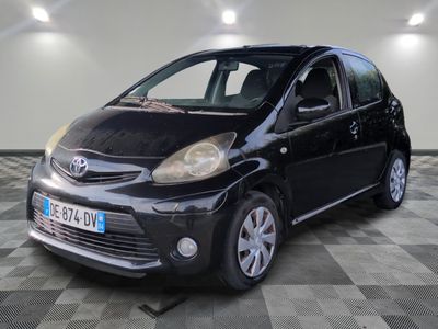 la photo d'une petite voiture noire garée dans un garage
