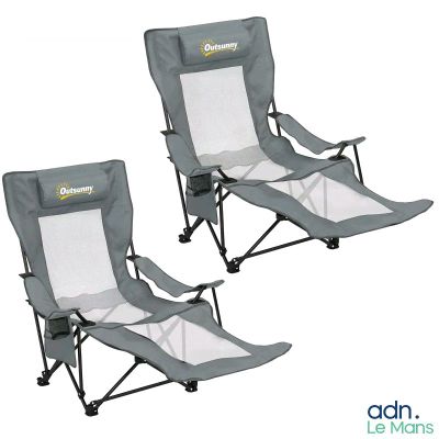 deux chaises de jardin pliantes avec une table d'appoint et un porte-gobelet