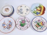 six assiettes aux motifs variés, posées sur un fond blanc