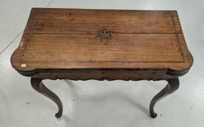 une vieille table en bois surmontée d'un petit tiroir