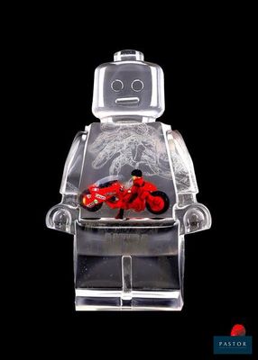 un bonhomme Lego avec une moto rouge dans une vitrine transparente