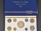une image représentant une boîte de pièces de monnaie sur laquelle figure le portrait d'un homme