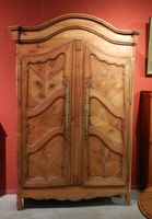 Armoire en merisier à façade compartimentée, plaques des ser…