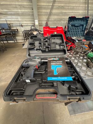 many tools that are sitting on a table in a garage