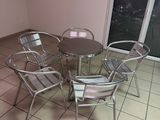 une table et des chaises dans une pièce dotée d'une porte-fenêtre coulissante