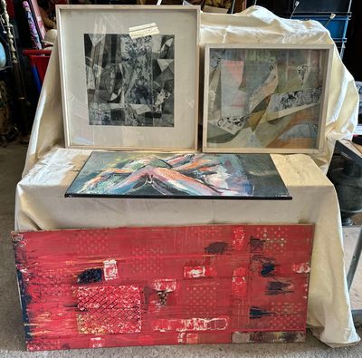 deux photos encadrées posées sur une table, à côté d'un coffre rouge