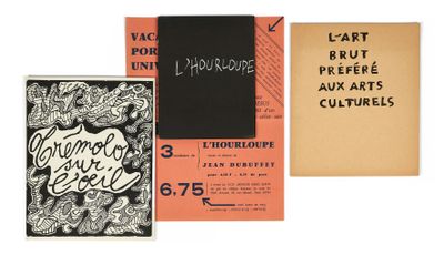 Trois livres sont alignés sur une surface blanche ; l'un d'eux a une couverture noire et orange.