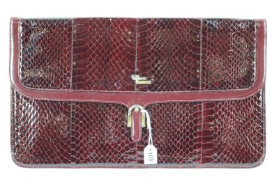 une image représentant un sac à main rouge muni d'un cadenas