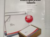 Le paquet d'étiquettes multi-usages Office Depot se trouve sur la table