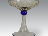 une image représentant un bol en verre orné d'une perle bleue sur le bord