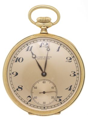 une vieille montre de poche en or avec des chiffres romains et des chiffres romains sur le cadran