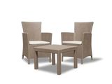 L'ensemble de mobilier de jardin est en osier et se compose de deux chaises et d'une table basse.