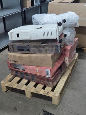 une pile de cartons posée sur une palette, avec un ours en peluche posé dessus