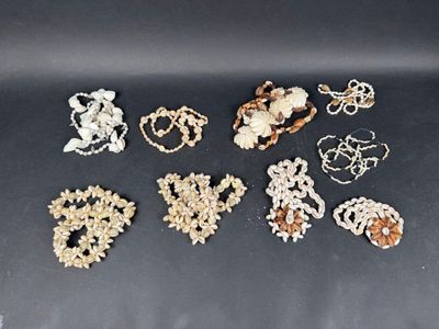 tout un tas de broches posées sur une table