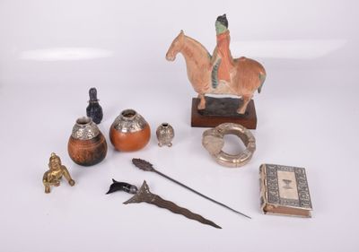 divers objets, parmi lesquels une figurine représentant un homme à cheval