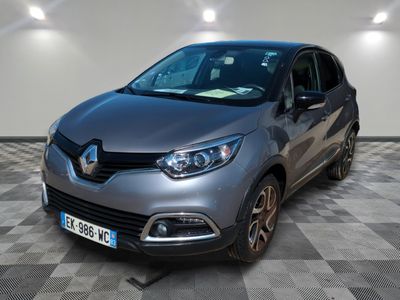 la voiture grise est garée sur un sol en damier dans le garage