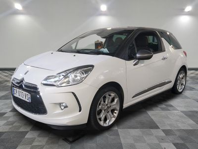 la citrole blanche est garée dans le garage sur un sol en damier