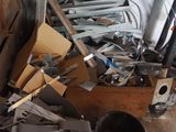 un tas de bric-à-brac dans une pièce remplie d'outils