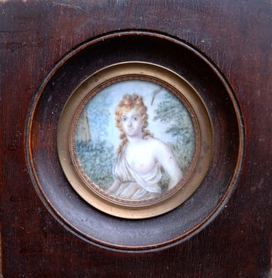l'image d'une femme représentée dans un tableau monté sur un châssis en bois