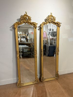 PAIRE DE MIROIRS d'entre deux en bois mouluré, sculpté et do…
