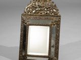 un miroir ancien avec un cadre doré sur fond blanc