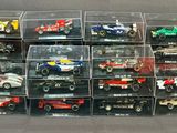 un grand nombre de voitures-jouets dans une vitrine