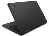 L'ordinateur portable noir est ouvert sur une surface blanche ; un autocollant bleu et vert est collé sur l'écran.