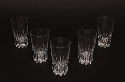 Suite de cinq verres à orangeade en cristal moulé.