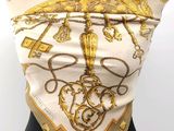 l'écharpe est ornée d'un motif doré et blanc