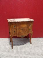 Petite commode sauteuse de style Louis XV en placage et marq… (photo 2)