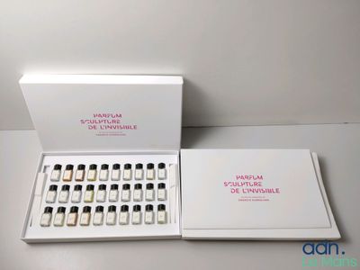 un flacon de parfum ouvert posé sur une table