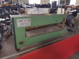 une machine verte qui se trouve dans une pièce