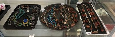une vitrine en verre remplie d'un assortiment de colliers et de bracelets