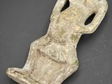 une ancienne statue en pierre représentant une femme tenant un vase