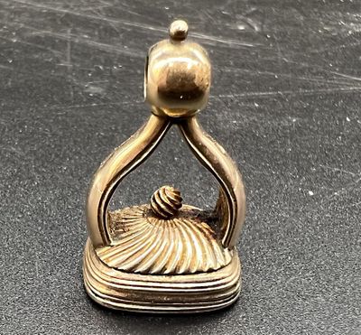 figurine en laiton représentant une femme tenant un coquillage dans la main