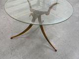 une photo d'une table en verre avec des pieds dorés et un plateau en verre