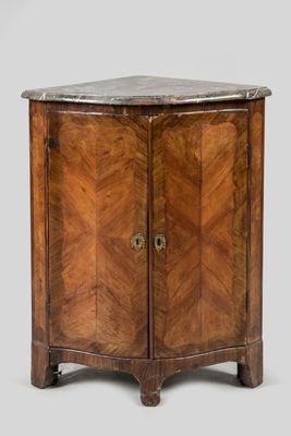 une armoire ancienne en bois avec un plateau en marbre et deux portes