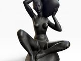statue d'une femme assise sur un rocher, un pot sur la tête