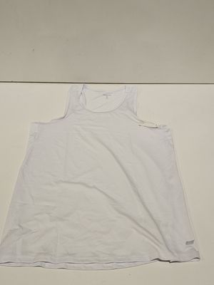 un débardeur blanc posé sur une surface blanche, avec un fond blanc
