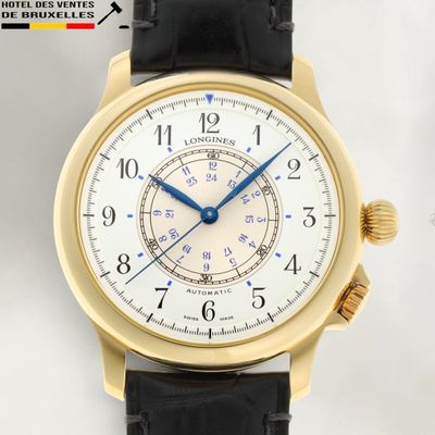 une image montrant un gros plan d'une montre-bracelet au boîtier en or