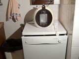 un micro-ondes posé sur un réfrigérateur
